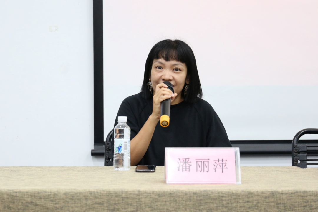 综合绘画系主任潘丽萍副教授为新生解答问题